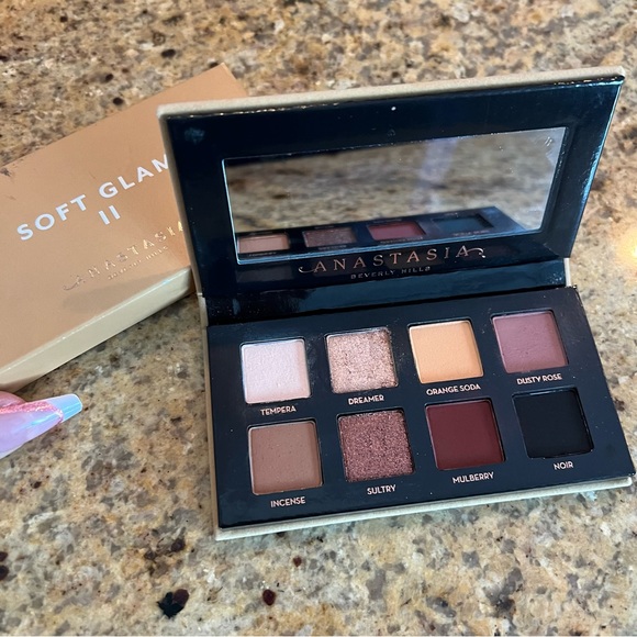 *Like New* Anastasia Beverly Hills Soft Glam ll - Picture 11 of 12